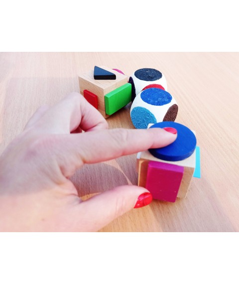 Cubes of HEGA color and geometric shapes according to the Montessori method