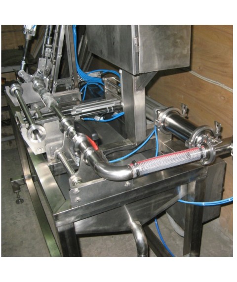Halbautomatische Abf?llmaschine f?r fl?ssige und viskose Produkte in Verpackungen vom Typ CHAB (vom Hersteller)
