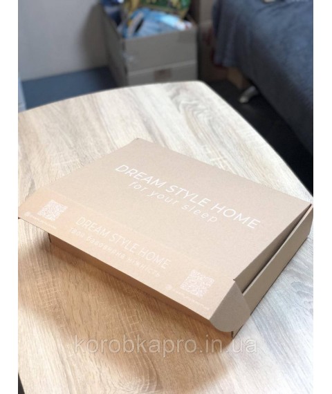 Brown corrugated box for delivery