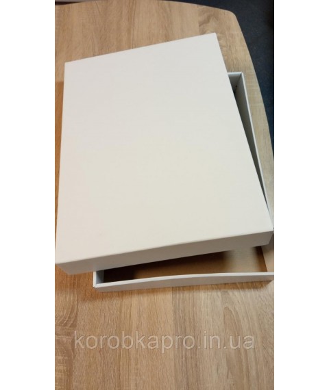 Подарочная коробка белая, картонная Classic