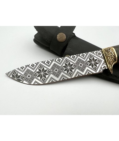 Нож ручной работы «Вишиванка #1» с кожаными ножнами нескладной 95х18