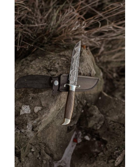 Боевой нож ручной работы из ламинированной дамасской стали «Финка #6» с кожаными ножнами 60-61 HRC.