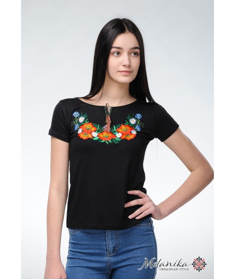 Вышитая женская футболка с коротким рукавом в черном цвете с цветами «Полевая красота»