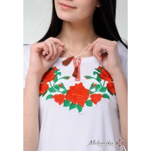 Женская вышитая футболка в украинском стиле «Розы на белом»