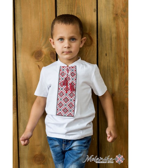 Классическая вышитая футболка для мальчика с красным орнаментом «Нежная геометрия»