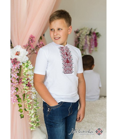 L?ssiges besticktes T-Shirt f?r einen Jungen in Wei? mit roter Stickerei "Dem'yanchik"