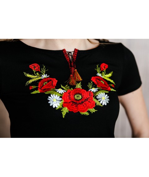 Женская вышиванка в черном цвете с коротким рукавом с цветами «Мак и ромашка»