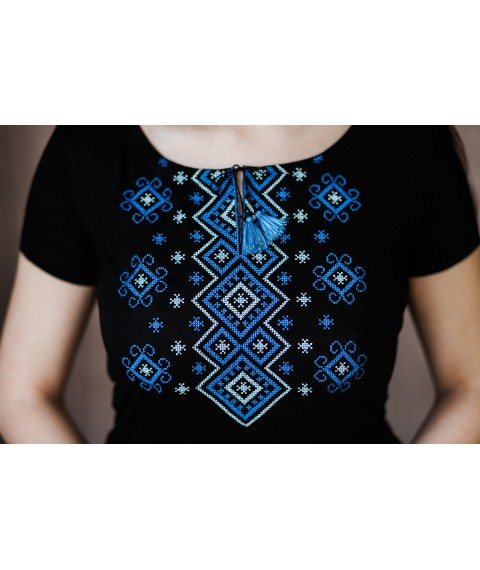 Черная женская вышиванка с широкой горловиной в черном цвете «Карпатский орнамент (синяя вышивка)»