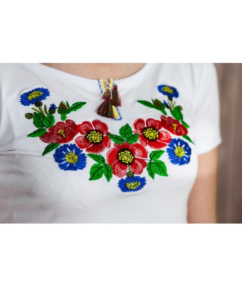 Wei?es besticktes Damenhemd mit floralen Ornamenten "Woloshkovo Pole"