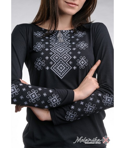 Трендовая черная женская вышитая футболка с длинным рукавом «Серый карпатский орнамент»
