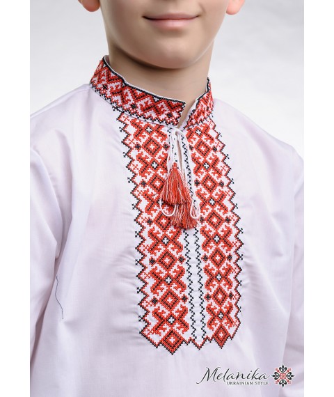 Besticktes Hemd f?r einen Jungen mit langen ?rmeln mit geometrischem Ornament "Andrey (rot)"