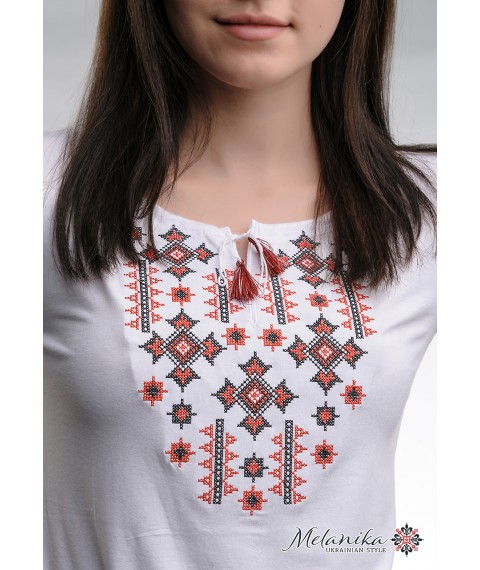 Классическая белая женская вышитая футболка «Звездное сияние (красная вышивка)»