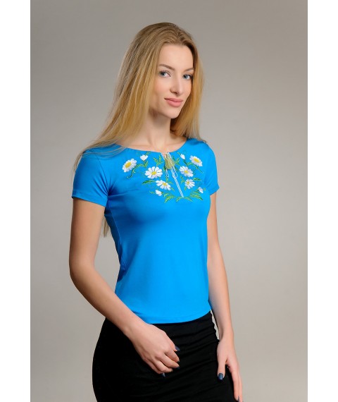 Яркая женская вышиванка в голубом цвете с цветочным орнаментом «Ромашки» S