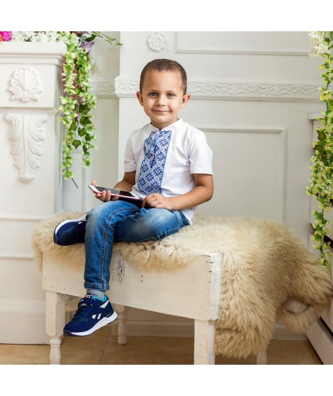 Модная детская футболка с синей вышивкой на белом «Голубой узор»