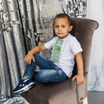 Модная вышивка для мальчика белого цвета с зеленым орнаментом «Дем'янчик» 104