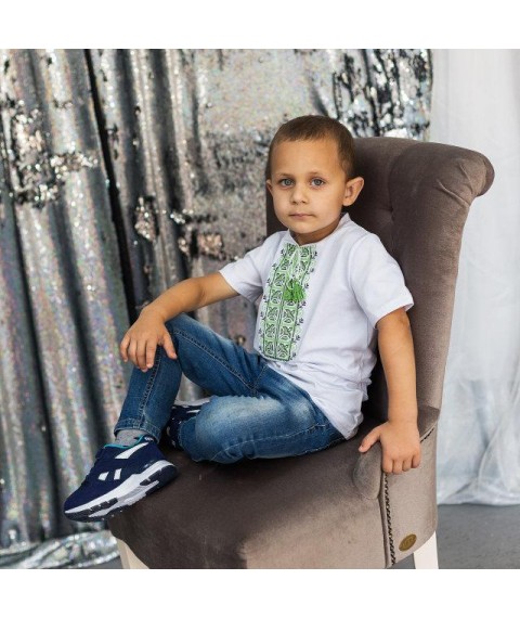 Модная вышивка для мальчика белого цвета с зеленым орнаментом «Дем'янчик» 104