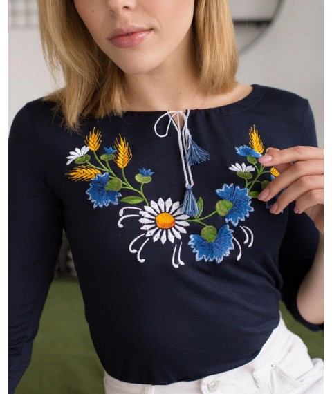 Женская вышитая футболка с рукавом 3/4 «Веночек» темно синего цвета