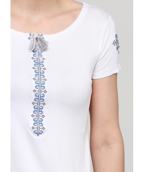 Женская вышитая футболка в белом цвете с синей вышивкой «Нежность»