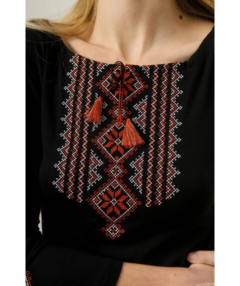 Молодежная женская вышитая футболка с рукавом 3/4 черного цвета с красным орнаментом «Гуцулка»