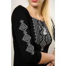 Стильная женская футболка с вышивкой с рукавом 3/4 черного цвета с серым орнаментом «Гуцулка»