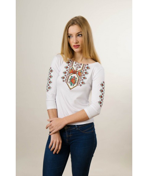 Женская вышитая футболка с рукавом 3/4 белого цвета с красным цветочным орнаментом «Маки цветные»