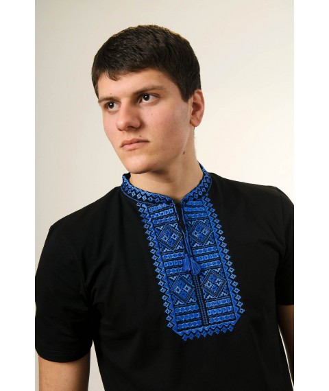 Черная мужская футболка машинной вышивки с коротким рукавом «Гладь (синий орнамент)» M