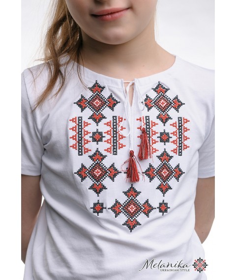 Вышитая футболка для девочки белого цвета с геометрическим орнаментом «Звездное сияние (красная)» 92