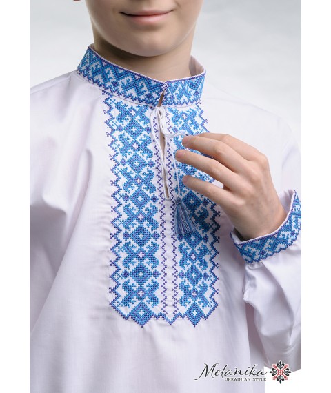 Вышиванка для мальчика белого цвета с голубой вышивкой «Андрей» 140