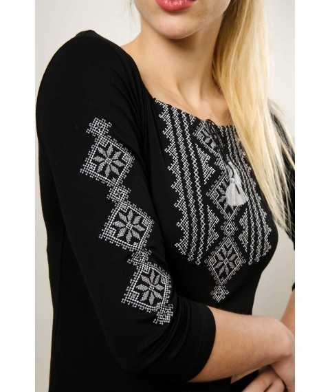 Стильная женская футболка с вышивкой с рукавом 3/4 черного цвета с серым орнаментом «Гуцулка» S