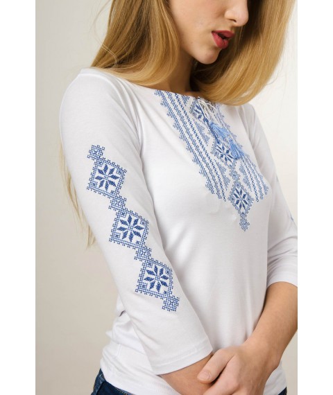 L?ssiges besticktes Damenhemd mit 3/4-?rmel in wei?er Farbe mit blauer Stickerei "Hutsulka" S