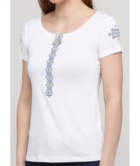 Женская вышитая футболка в белом цвете с синей вышивкой «Нежность» L