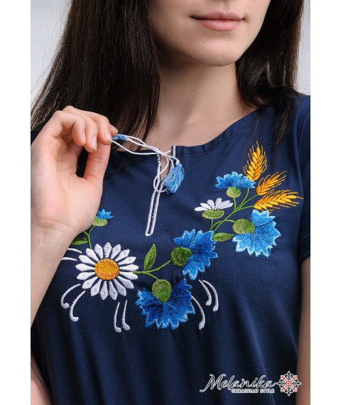 Женская вышитая футболка темно-синего цвета с цветочным орнаментом в украинском стиле «Веночек» S