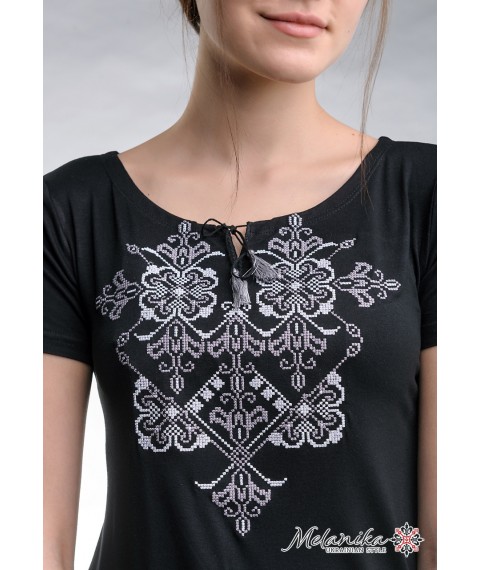 Повседневная женская вышитая футболка в черном цвете «Элегия (серая вышивка)» XXL