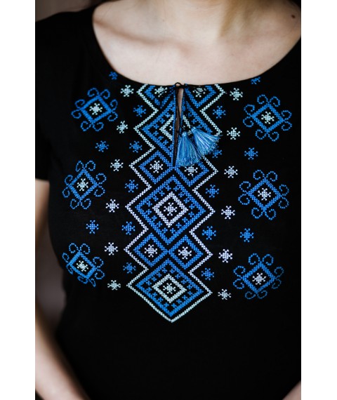 Черная женская вышиванка с широкой горловиной в черном цвете «Карпатский орнамент (синяя вышивка)» S