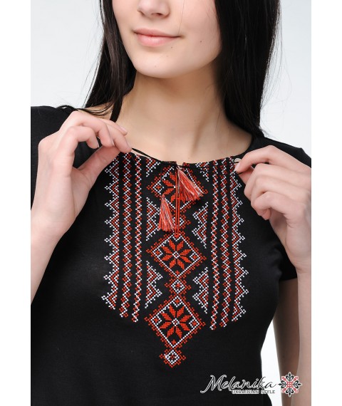 Женская вышитая футболка с классическим орнаментом «Гуцулка (красная вышивка)» S