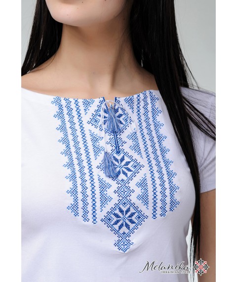 Вышитая футболка для девушки в белом цвете с геометрическим орнаментом «Гуцулка (голубая вышивка)» S