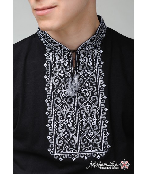 Мужская вышитая футболка черного цвета с геометрическим орнаментом «Король Данило (серая вышивка)» L