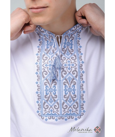 Мужская вышиванка с коротким рукавом белого цвета «Король Данило (синяя вышивка)» XL