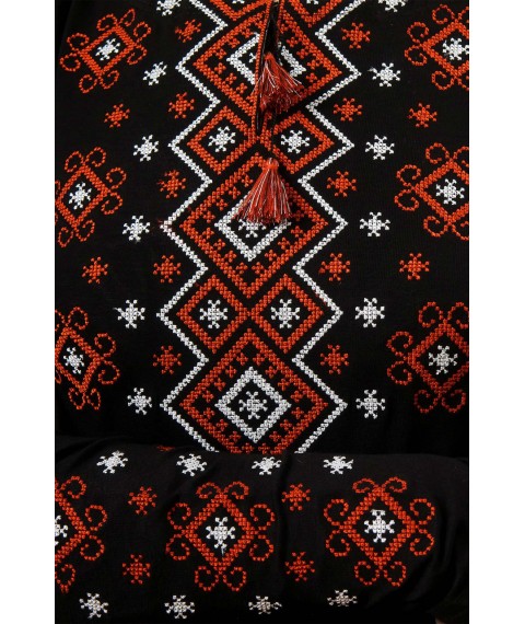 Изящная черная женская вышитая футболка «Карпатский орнамент (красная вышивка)» L