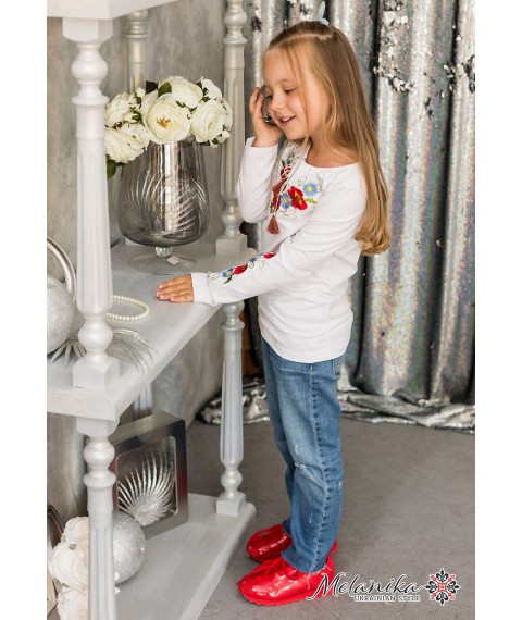 Модная детская футболка с вышивкой белого цвета «Маки-ромашки» 92