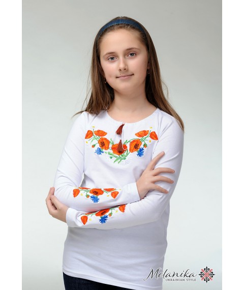 Белая вышитая футболка для девочки с цветами «Маки с васильками» 104