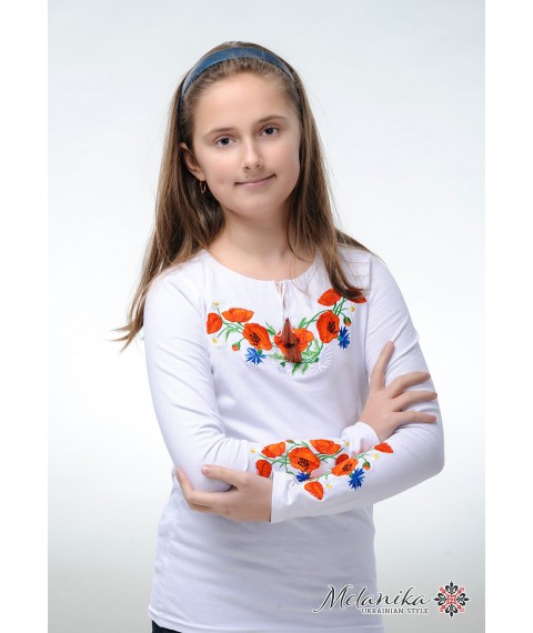 Белая вышитая футболка для девочки с цветами «Маки с васильками» 110