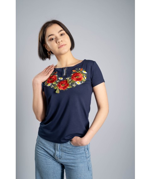 Красивая женская вышитая футболка в синем цвете с цветочным орнаментом «Маковый цвет»