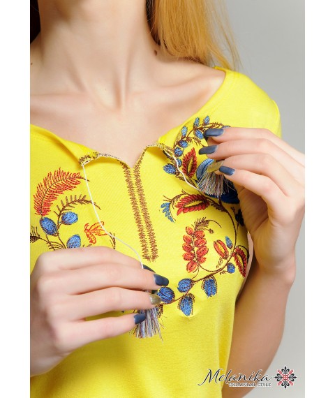 Женская вышитая футболка в патриотическом желтом цвете «Петриковская роспись»