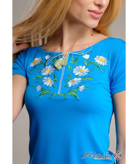 Яркая женская вышиванка в голубом цвете с цветочным орнаментом «Ромашки» S