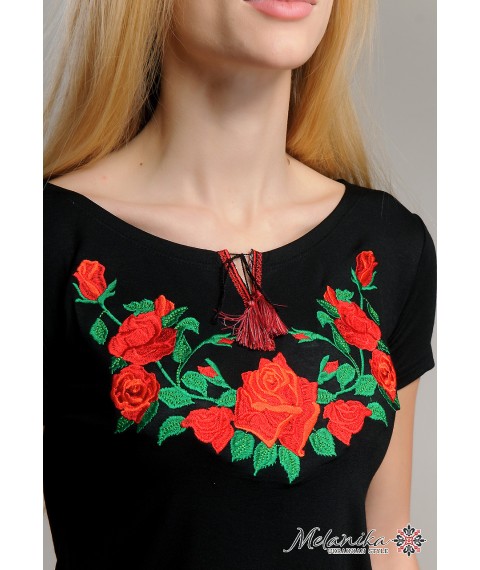 Вышитая женская футболка с коротким рукавом в украинском стиле «Розы на черном» S