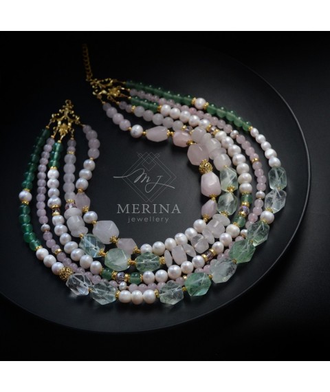 Halskette aus Rosenquarz, Jade und Perlen. Frühlingsliebe
