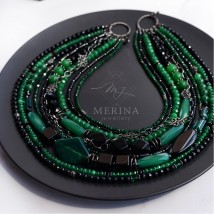 Smaragdgrüner Luxus. Halskette aus Achat und Quarz