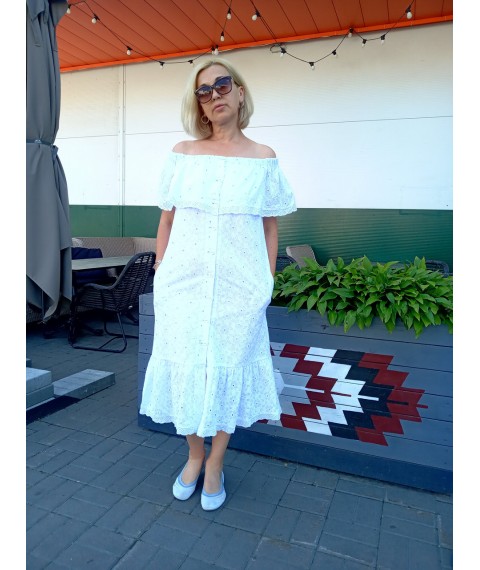 Elegant white dress made of stitching