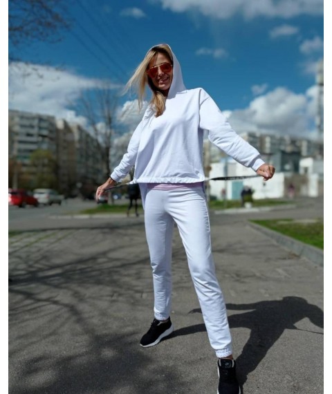 Белый спортивный костюм